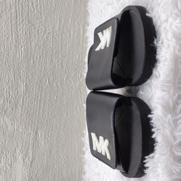 MICHAEL Michael Kors Black Leather Upper Velcro Strap Slide Flip Flop Sandals - Picture 3 of 13